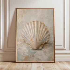 Puede incluir: Una impresión de arte mural enmarcada que presenta una pintura texturizada al estilo impasto de una sola concha de vieira. La concha está representada en tonos crema, oro y azul suave, sobre un fondo abstracto a juego con pinceladas visibles.