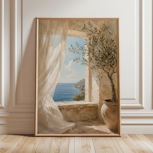 Könnte beinhalten: Ein gerahmter Kunstdruck, der eine mediterrane Szene durch ein offenes Steinfenster zeigt. Ein transparenter weißer Vorhang weht nach innen und gibt den Blick auf das blaue Meer und den Himmel frei. Ein Olivenbaum in einem Terrakottatopf steht auf dem Steinsims.