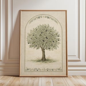 Könnte beinhalten: Gerahmter botanischer Druck eines Olivenbaums. Das Kunstwerk zeigt eine detaillierte Illustration eines Olivenbaums mit grünen Blättern und schwarzen Oliven. Der Druck ist vor einem beigen Hintergrund und in einem Holzrahmen gerahmt.