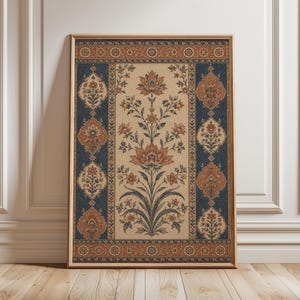 Könnte beinhalten: Gerahmter Blumendruck mit einem zentralen floralen Muster, das eine große, stilisierte Blume und kleinere Blüten umfasst. Das Design verwendet eine Farbpalette aus Beige, Marineblau und Rostorange, mit detaillierten Bordürenmustern. Der Rahmen ist aus warmem Naturholz.