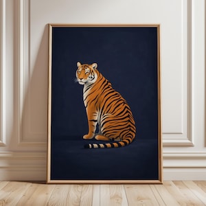 Könnte beinhalten: Gerahmter Kunstdruck mit einer detaillierten Illustration eines Tigers. Der Tiger ist in Orange- und Schwarztönen dargestellt, vor einem dunkelblauen Hintergrund. Das Kunstwerk ist in einem Holzrahmen eingefasst, geeignet für die Wanddekoration.