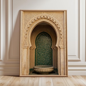 Puede incluir: Impresión enmarcada de una alcoba arqueada con intrincadas tallas. La alcoba presenta un fondo de azulejos verdes y una pila de piedra. El marco es de un marrón cálido, evocando la arquitectura morisca.