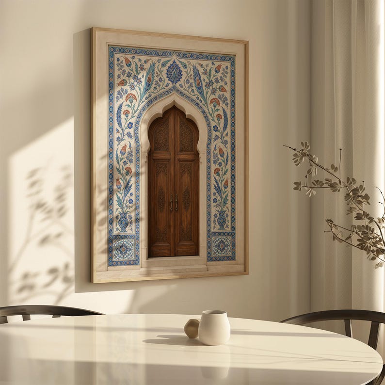 Puede incluir: Obra de arte enmarcada que presenta una puerta de madera con una parte superior arqueada, dentro de un marco decorativo. El marco est&aacute; adornado con intrincados patrones florales azules, naranjas y blancos. La obra de arte se exhibe en una pared blanca.
