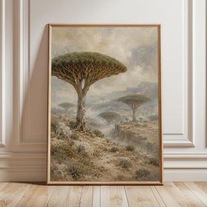 Peut inclure: Impression d'art encadrée représentant un paysage désertique avec des arbres distinctifs en forme de parapluie. L'œuvre d'art présente une palette de couleurs sourdes de bruns, de verts et de gris, avec une atmosphère brumeuse. L'impression est encadrée en bois.