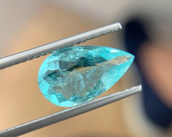 Anello elegante con tormalina Paraiba naturale a forma di pera da 2,50 ct, proveniente dal Mozambico.