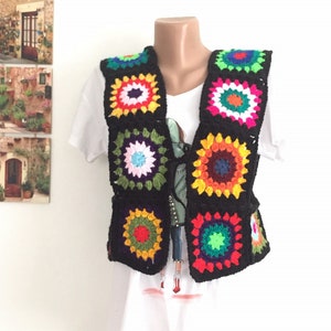 Kleurrijk gehaakt oma-vest: boho-festivalhippietop