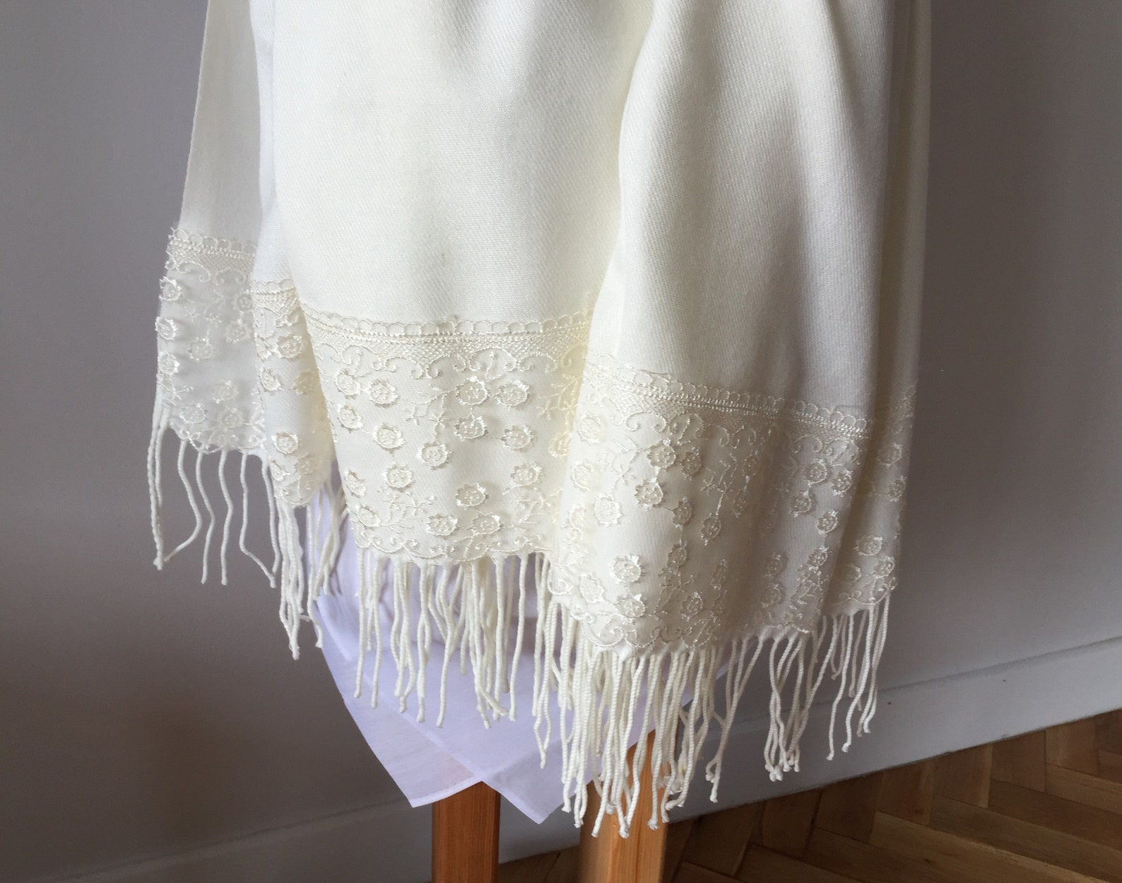 shawl warna cream