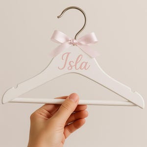 Cintre personnalisé pour bébé - première tenue de bébé, cadeau nouveau-né, cadeau de baby shower, souvenir de bébé, cadeau de naissance de bébé, cadeau de naissance personnalisé