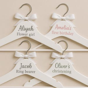 Cintre personnalisé pour bébé - Cintre en bois avec nom personnalisé pour demoiselle d'honneur, baptême, première tenue, anniversaire - Cadeau de baby shower