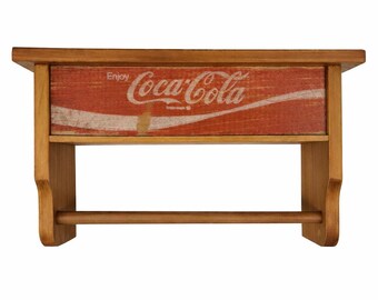 Estante de Coca-Cola hecho a mano con toallero de nogal: Caja de Coca-Cola de los años 70