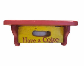 Estante de pared retro con forma de caja de refrescos Coca-Cola de los años 60 – ¡Toma una Coca-Cola!