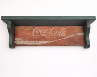 Estantería de cajas de Coca-Cola de los años 70: panel vintage rojo intenso