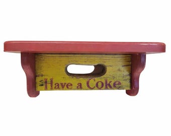 Estante de pared retro con forma de caja de refrescos Coca-Cola de los años 60 – ¡Toma una Coca-Cola!