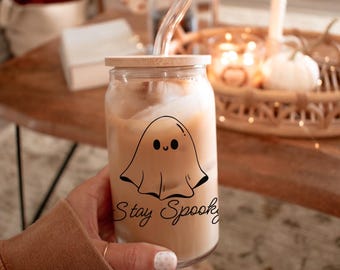 Vaso de vidrio Stay Spooky para Halloween con lindo gráfico de fantasma, 16 oz, sin BPA, tapa de bambú y opción de pajita, vaso de cerveza con café helado