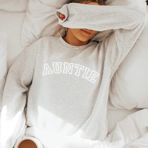 Custom Aunt Grandma Sweatshirt - Personalized Nana, Grammy, Auntie Gift, Unisex S-3XL, Christmas & Mother’s Day Gift