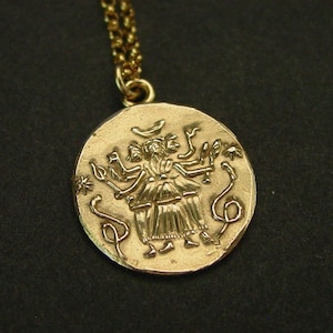 Colgante talismán de Hécate: Collar con amuleto gnóstico de Hécate tallado a mano en plata de ley o bronce dorado.