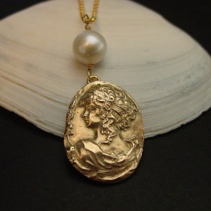 Aphrodite Necklace - Small Venus Necklace with Pearl - Greek Goddess of Love and Beauty - Rococo - Victorian Jewelry - Cameo