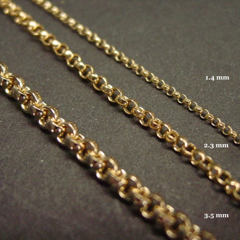 K&ouml;nnte beinhalten: Drei goldene Ketten in verschiedenen St&auml;rken, mit den Ma&szlig;en 1,4 mm, 2,3 mm und 3,5 mm.