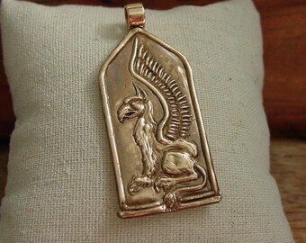 Pingente de Gárgula Gryphon: Esculpido à mão em bronze