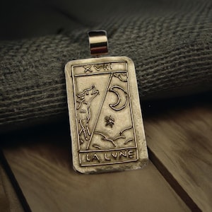 Collar de carta del Tarot La Luna - Baraja de Tarot Penny Dreadful - Lobo aullando a la Luna - Colgante de tarot con lobo - Tarot de Marsella
