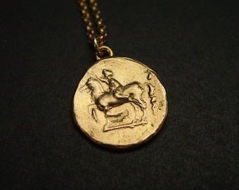 Collar con moneda romana de caballo: réplica artesanal de un museo de joyería ecuestre con cadena chapada en oro.