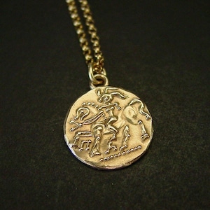 Collar con moneda celta Rhiannon - Epona, diosa gala del caballo: réplica de museo tallada a mano