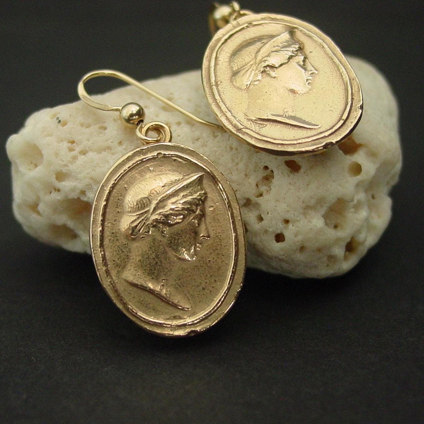 女神ヘラのカメオイヤリング：手作りの宝石職人によるブロンズ、14Kゴールドフィルドのイヤリングワイヤー - Etsy 日本