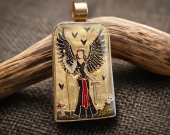 Morrigan Anhänger: Hand geschnitzte bemalte Krähe Formwandler irisch keltische Göttin des Schicksals