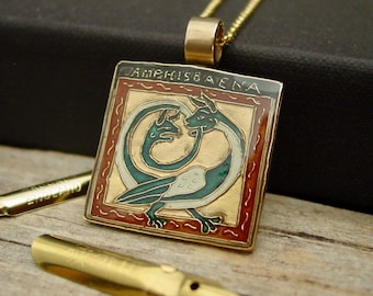 Colgante de serpiente de dos cabezas: Anfisbena Ouroboros pintada a mano, inspirada en un manuscrito medieval del "Bestiario de Aberdeen".