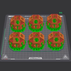 K&ouml;nnte beinhalten: Sechs geometrische 3D-gedruckte Objekte in Orange- und Rott&ouml;nen, jeweils mit gr&uuml;nem Sockel, sind auf einer grauen Oberfl&auml;che angeordnet. Die Objekte haben ein komplexes, vielschichtiges Design. Die Oberfl&auml;che tr&auml;gt den Text "CREALITY".