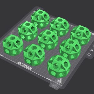 K&ouml;nnte beinhalten: Ein 3D-gedrucktes Bett mit neun gr&uuml;nen geometrischen Kugelmodellen. Die Modelle sind auf einer grauen Oberfl&auml;che mit dem Creality-Logo und anderen Druckdetails angeordnet. Die Kugeln haben ein komplexes, offenes Design.