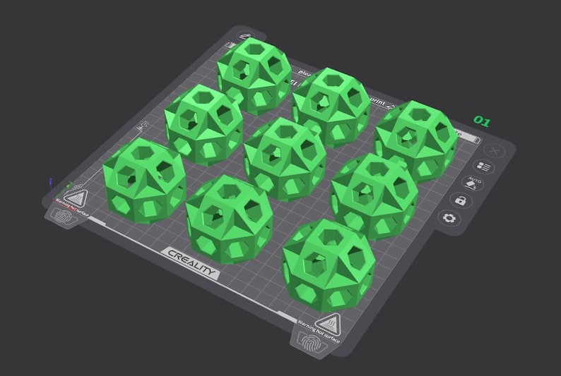 K&ouml;nnte beinhalten: Ein 3D-gedrucktes Bett mit neun gr&uuml;nen geometrischen Kugelmodellen. Die Modelle sind auf einer grauen Oberfl&auml;che mit dem Creality-Logo und anderen Druckdetails angeordnet. Die Kugeln haben ein komplexes, offenes Design.