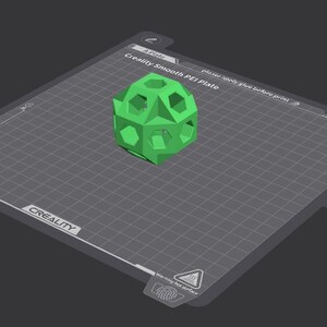 K&ouml;nnte beinhalten: Ein gr&uuml;nes, geometrisches 3D-gedrucktes Objekt liegt auf einer grauen PEI-Platte. Auf der Platte steht "Creality Smooth PEI Plate" und "A Plate". Der Hintergrund ist dunkelgrau.