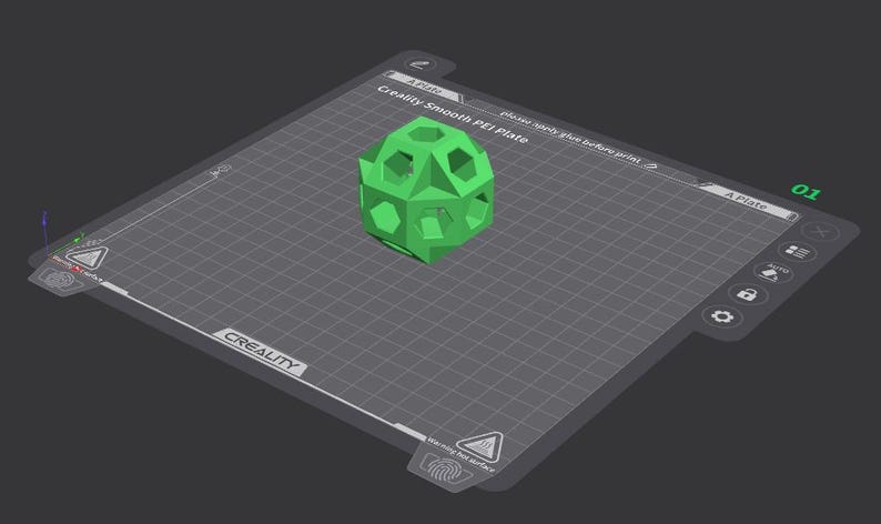 K&ouml;nnte beinhalten: Ein gr&uuml;nes, geometrisches 3D-gedrucktes Objekt liegt auf einer grauen PEI-Platte. Auf der Platte steht "Creality Smooth PEI Plate" und "A Plate". Der Hintergrund ist dunkelgrau.