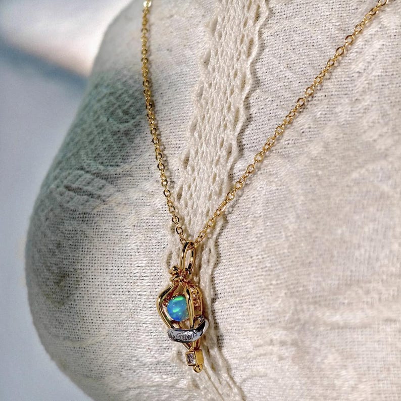 Felix Felicis lucky potion necklace displayed on a lace mannequin, illustrating its romantic and vintage aesthetic.