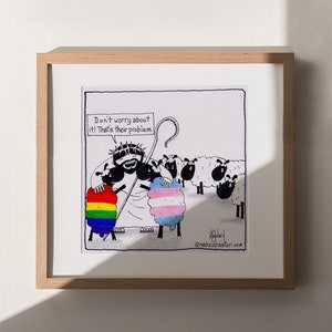 Może przedstawiać: Oprawiony wydruk z kreskówką przedstawiający postać pasterza z koroną cierniową, obejmującego dwie owce pomalowane w barwy flag LGBTQ+. Tekst brzmi: „Nie martw się! To ich problem”. Grafika jest podpisana i zawiera adres strony internetowej.