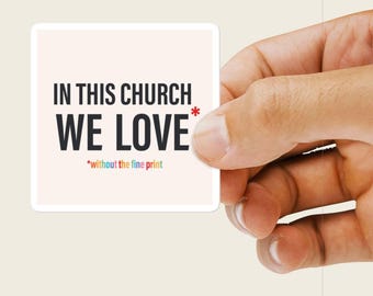 Może przedstawiać: Biała naklejka z tekstem "In this church we love*" z czerwoną gwiazdką. Tekst "*without the fine print" jest napisany tęczowymi kolorami pod głównym tekstem.