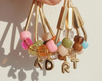 Crea tu propio llavero personalizado con iniciales doradas. Llavero personalizado con cuentas. Regalo ideal para ella.
