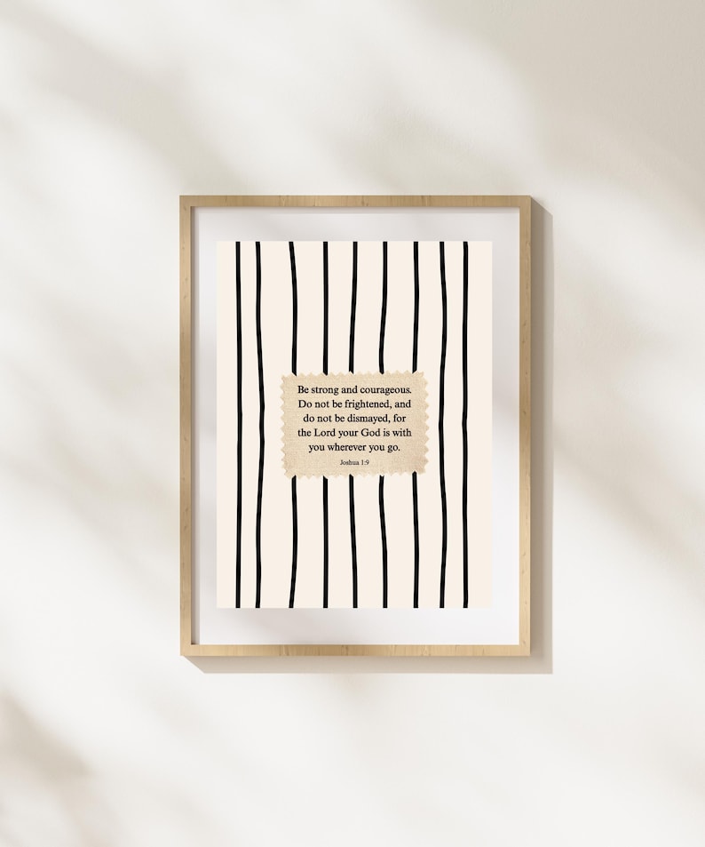 Be Strong and Courageous Striped Wall Art Joshua 1:9 Scripture Christian Faith Decor Unframed Physical Print bild 2