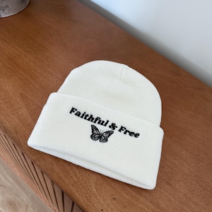 Bonnet brodé papillon Bonnet d'automne brodé pour elle Faithful and Free Bonnet brodé pour elle Christian Knit Bonnet Christian Streetwear and Merch