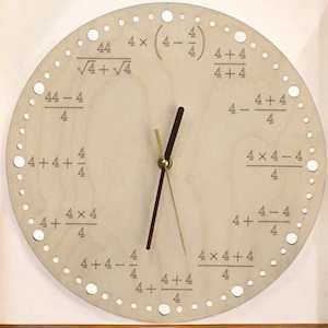 Pode incluir: Um relógio redondo de madeira clara. O mostrador do relógio apresenta equações matemáticas em vez de números, com ponteiros de horas e minutos castanhos escuros. O relógio é rodeado por pequenos orifícios espaçados uniformemente.