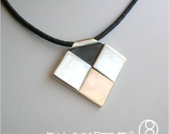 Pingente em ouro 14K e prata esterlina com cordão de couro