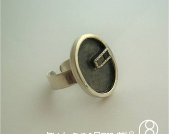 Anel de Prata Esterlina com 3 Diamantes Brutos em Moldura Oval Oxidada