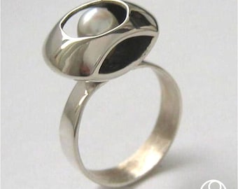 Sterling ring with cultured fresh water pearl 'eye' in 3 windows