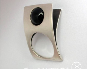 Sterling Curved Ring with Onix Stone Sphere