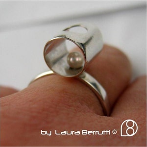 Sterling Ring with asimetric cilinder w/ window and pearl