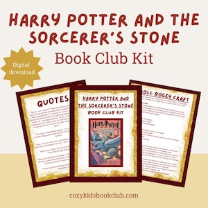 Könnte beinhalten: Ein Harry Potter und der Stein der Weisen Buchclub-Kit mit rotem und goldenem Rand. Das Kit enthält Zitate aus dem Buch, eine Basteltätigkeit und ein Coverbild des Buches. Der Text "Cozy Kids Book Club" befindet sich am unteren Rand des Bildes.