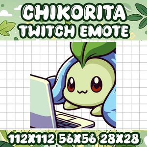 Può includere: Illustrazione digitale di un'emote di Twitch di Chikorita. Il personaggio di Chikorita è verde chiaro con grandi occhi marroni e utilizza un laptop. Il testo "CHIKORITA TWITCH EMOTE" è in alto, con opzioni di dimensioni in basso.