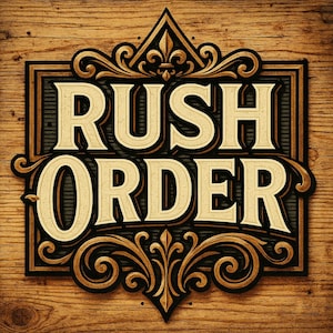以下が含まれることがあります： クリーム色のフォントで「Rush Order」というテキストを囲む、金と茶色の装飾的な花飾りがあるビンテージスタイルのロゴです。