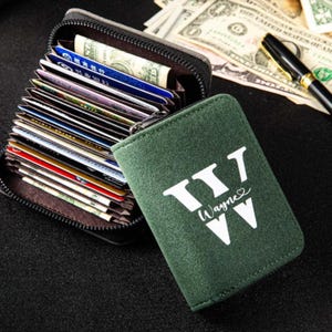 Tarjetero personalizado para hombre, billetera personalizada con nombre e inicial y múltiples ranuras para tarjetas, regalo de cumpleaños para él/papá/novio, regalos para padrinos de boda